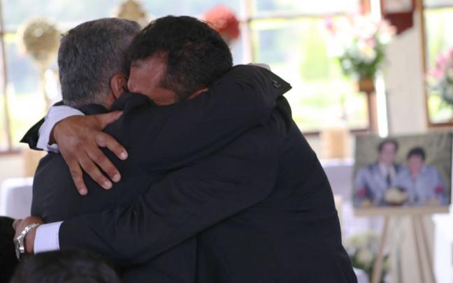 Familiares de Carmenza Castañeda de Angulo se abrazan en la ceremonia de entrega de sus restos. Familiares de Carmenza Castañeda de Angulo se abrazan en la ceremonia de entrega de sus restos.