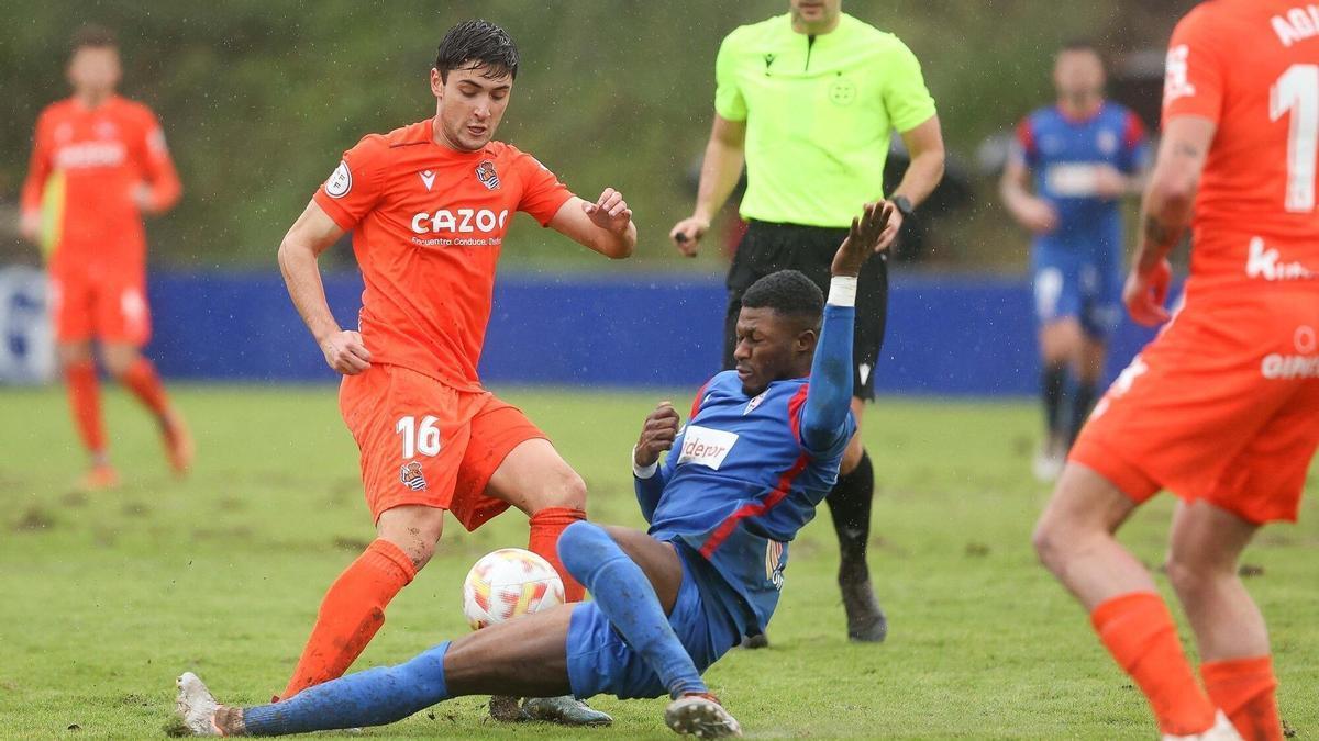 Sibo realiza una entrada tratando de recuperar el balón.