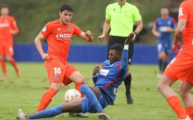 Sibo realiza una entrada tratando de recuperar el balón.