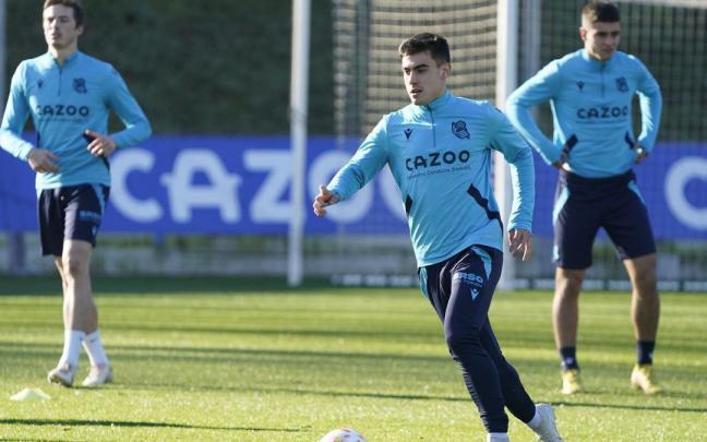 Barrenetxea, novedad en la convocatoria, conduce el balón, ayer en Zubieta, en presencia de Karrikaburu. Barrenetxea, novedad en la convocatoria, conduce el balón, ayer en Zubieta, en presencia de Karrikaburu.