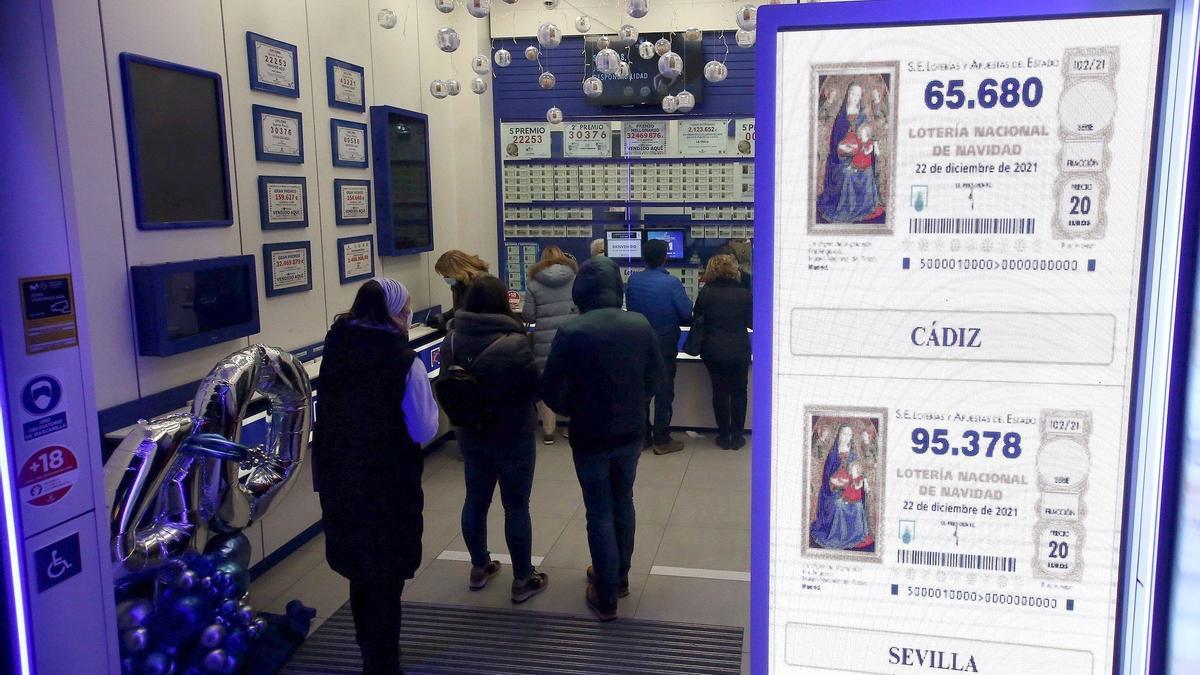 Cola para comprar Lotería de Navidad en Pamplona.