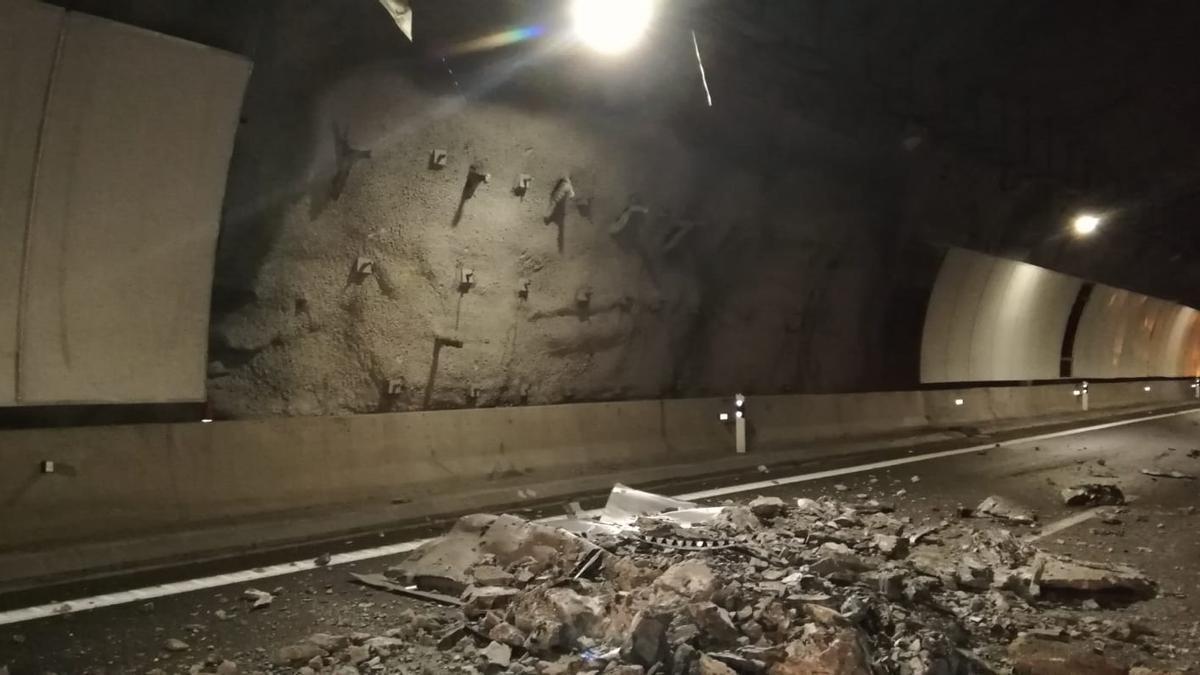 Trozos del techo desprendidos en el túnel de Lesarri