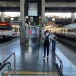 Viajeros en una estación de tren.