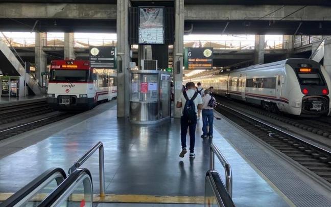 Viajeros en una estación de tren. Viajeros en una estación de tren.