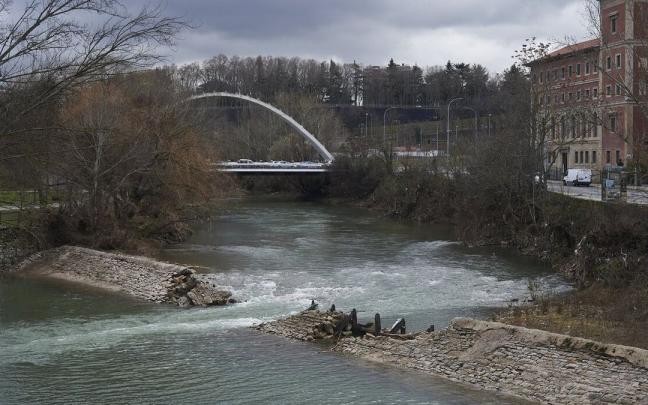 Imagen captada en enero de este año de la presa de Santa Engracia en el río Arga, rota parcialmente desde 2018.