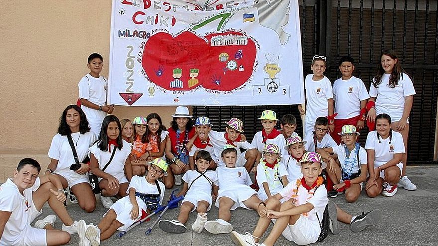 Pancarta de El Desmadre, ganadora del concurso, con sus integrantes.