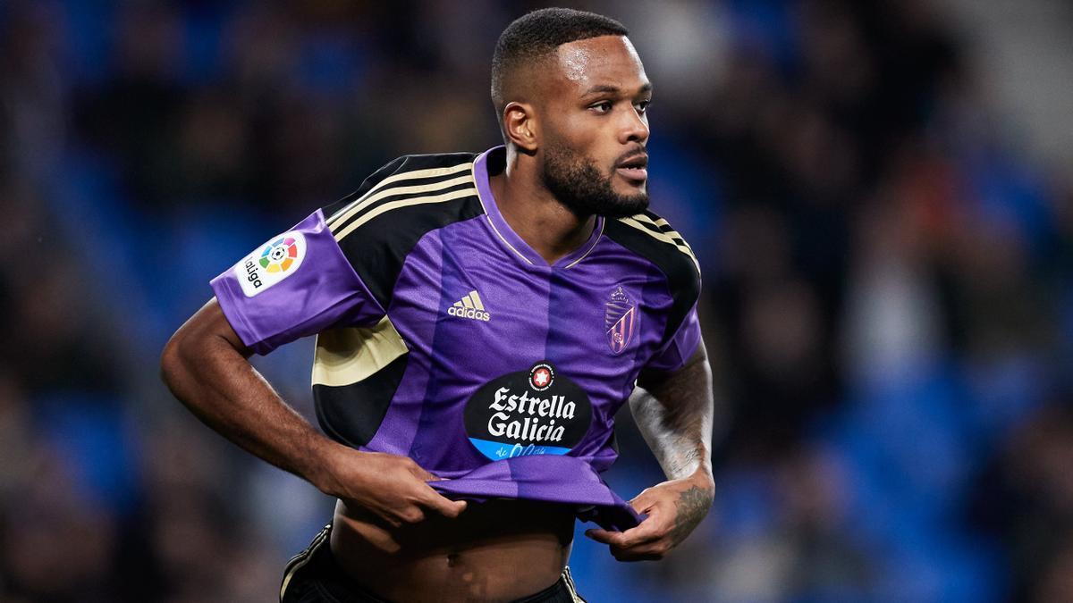 Cyle Larin celebra su gol