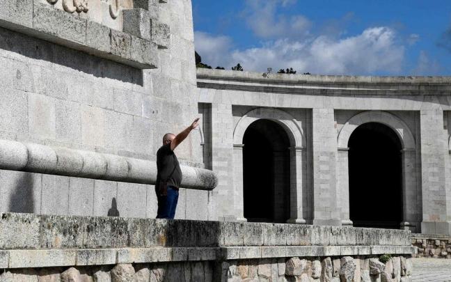 Un hombre realiza el saludo fascista en el Valle de los Caídos en una imagen añeja.