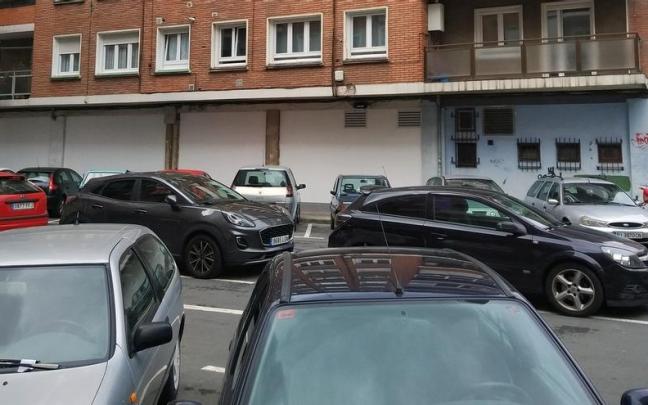 Una de las zonas de Pinueta, con varios coches aparcados.