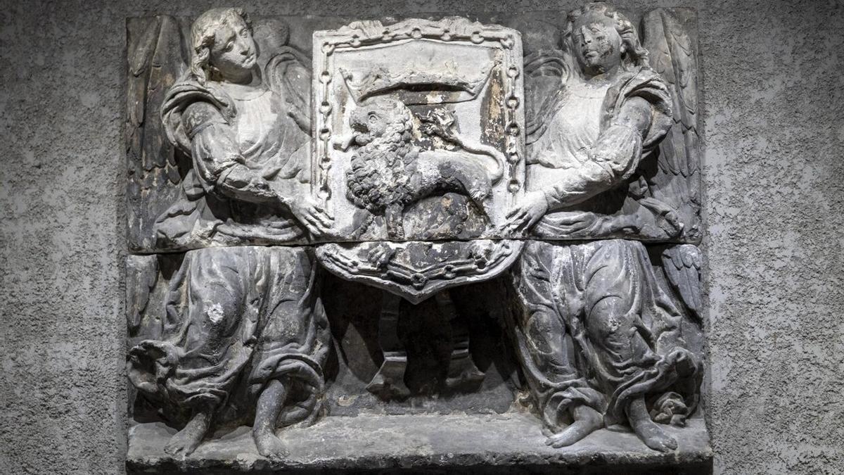 Conjunto escultórico del siglo XVI en Condestable que representa el escudo de Pamplona