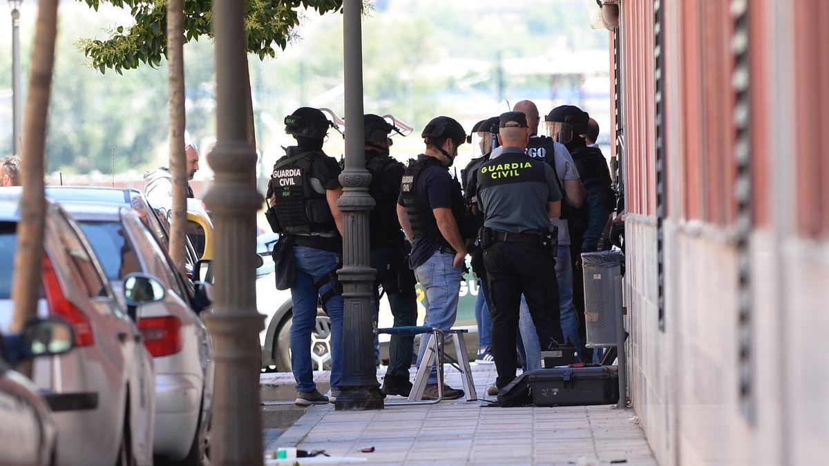 Varios agentes ante la casa en la que se atrincheró el hombre en Santovenia.