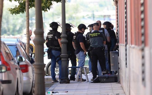 Varios agentes ante la casa en la que se atrincher&oacute; el hombre en Santovenia.
