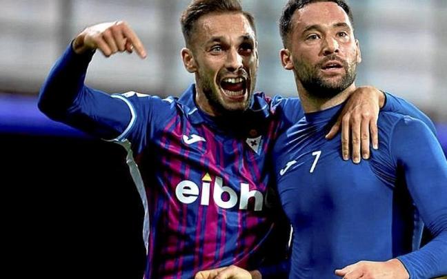 Rober Correa celebra con Quique, autor del gol de la victoria, el tanto en el último suspiro. | FOTO: LALIGA