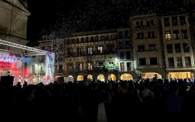 Puro Relajo llenó la plaza de los Fueros. Puro Relajo llenó la plaza de los Fueros.