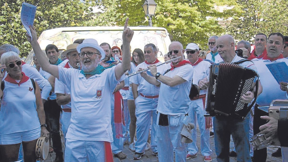La animación en euskera de Lizarra Kantuz recorre buena parte de las calles de Estella.