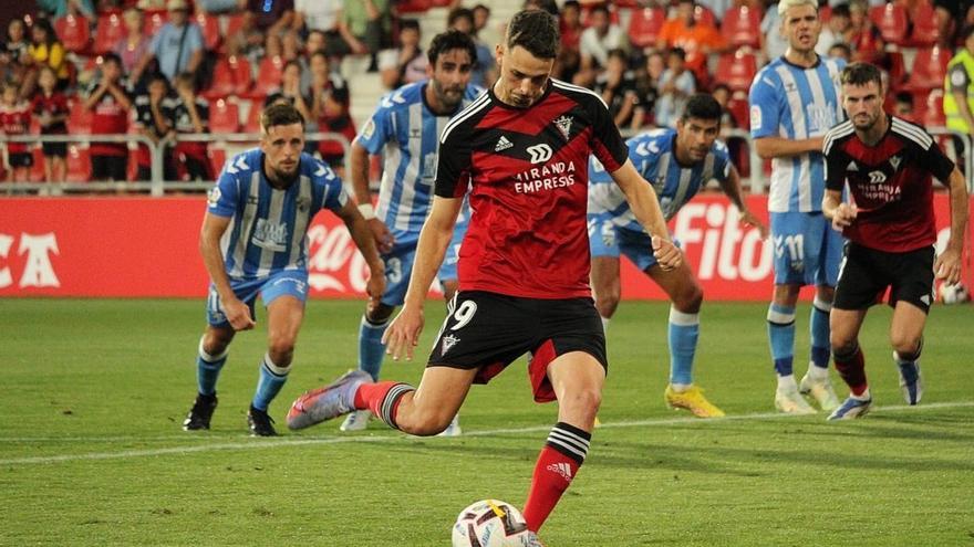 Raúl García de Haro, con la camiseta del Mirandés.