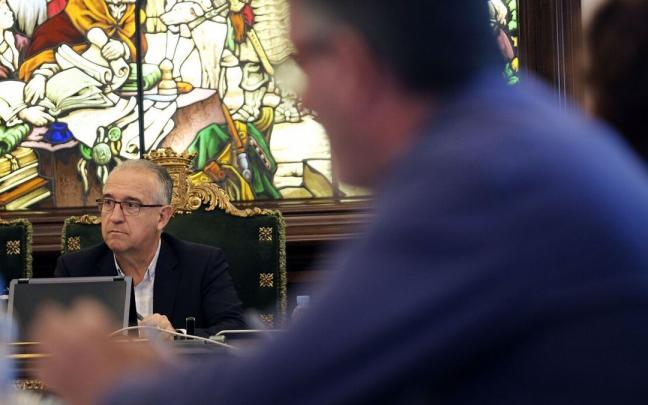 El fondo, el alcalde Maya y en primer plano, el edil de Geroa Bai Patxi Leuza