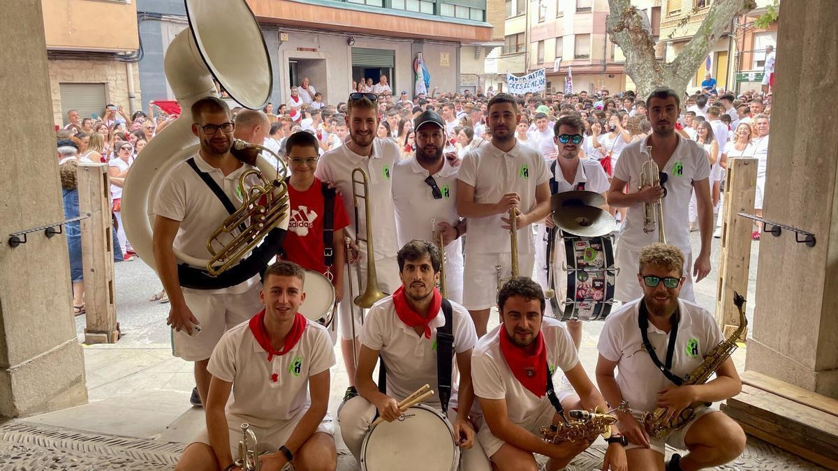 Los actuales m&uacute;sicos de la Charanga Los Rrotundos de Azagra posando el d&iacute;a del chupinazo. de fiestas del municipio ribero.