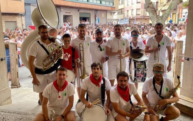 Los actuales m&uacute;sicos de la Charanga Los Rrotundos de Azagra posando el d&iacute;a del chupinazo. de fiestas del municipio ribero.