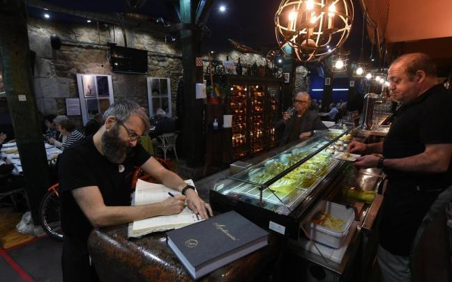 Los libros de reservas de muchos restaurantes de la capital vizcaina apenas tienen algún espacio en blanco para las próximas semanas y fechas navideñas. Los libros de reservas de muchos restaurantes de la capital vizcaina apenas tienen algún espacio en blanco para las próximas semanas y fechas navideñas.