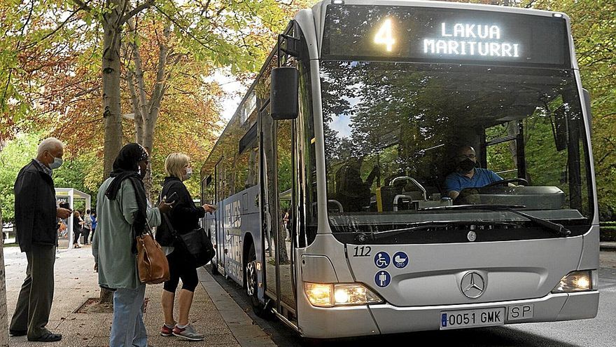 Personas usuarias del transporte público se disponen a desplazarse en bus y tranvía por Vitoria. Ayer fue el primer día de descuentos del 50% en el precio de los viajes abonados con la tarjeta BAT, una medida que en Vitoria y Á