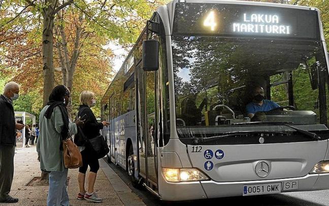 Personas usuarias del transporte p&uacute;blico se disponen a desplazarse en bus y tranv&iacute;a por Vitoria. Ayer fue el primer d&iacute;a de descuentos del 50% en el precio de los viajes abonados con la tarjeta BAT, una medida que en Vitoria y &Aacute;