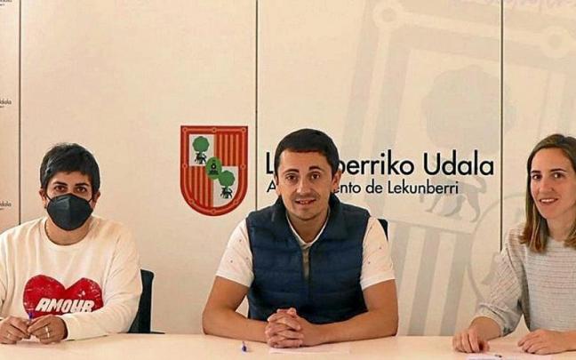 Amaia Landa, de Garapen, el alcalde, Gorka Azpiroz y Tere Ayestarán, de la plantilla.