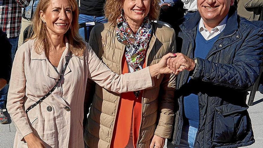 La ministra de Transportes, Raquel Sánchez, da la mano a Arriola en presencia de González. | FOTO: EUROPA PRESS