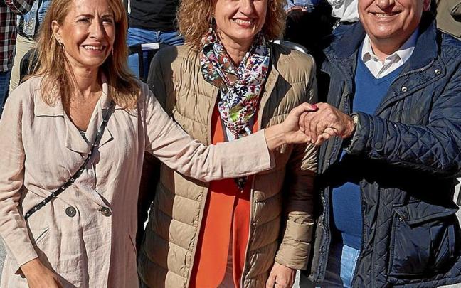 La ministra de Transportes, Raquel Sánchez, da la mano a Arriola en presencia de González. | FOTO: EUROPA PRESS