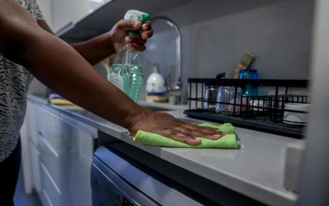 El 40% de los trabajadores que perciben el salario mínimo son empleadas del hogar. El 40% de los trabajadores que perciben el salario mínimo son empleadas del hogar.