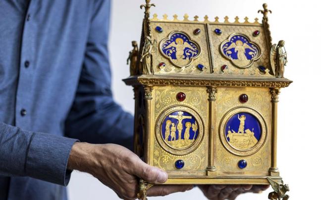 Arthur Brand posa junto al relicario robado.