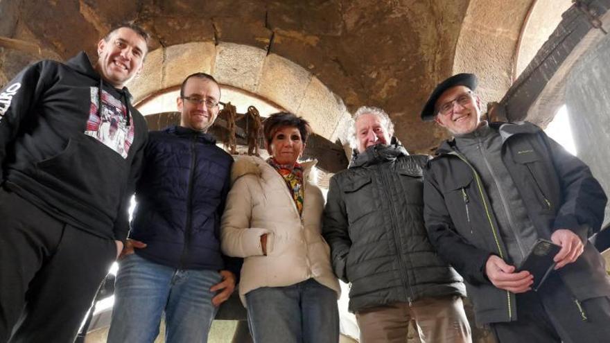 Asier Beramendi, Jesús Bengoetxea, Belén Rubio, Enrike Zelaia y Jon Kepa Everts en el campanario.