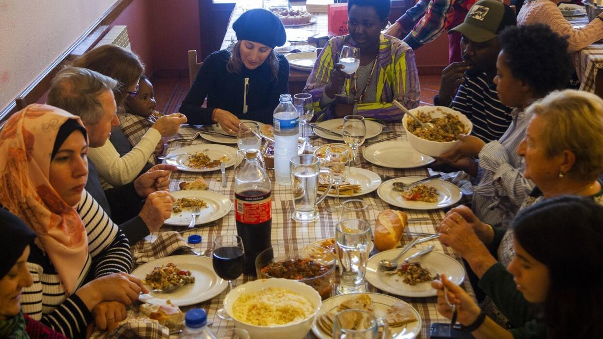 Bizilagunak fomenta el intercambio cultural frente a una buena mesa de comida.