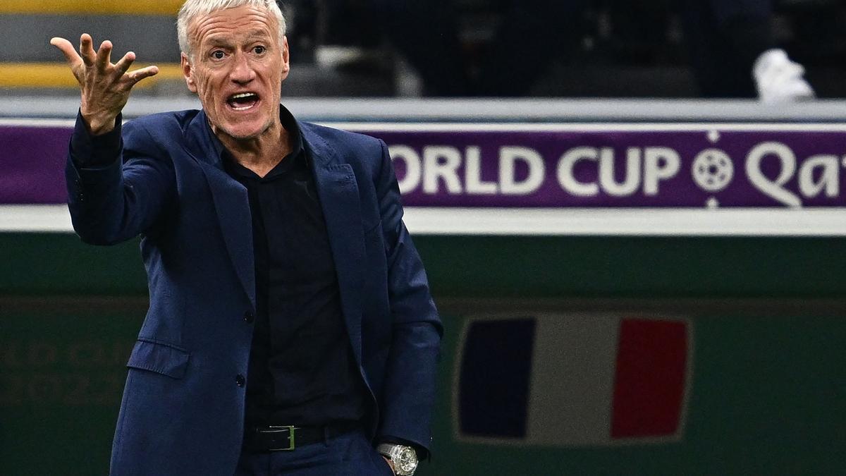 Didier Deschamps se dirige a sus jugadores desde la banda durante el presente Mundial de Catar.