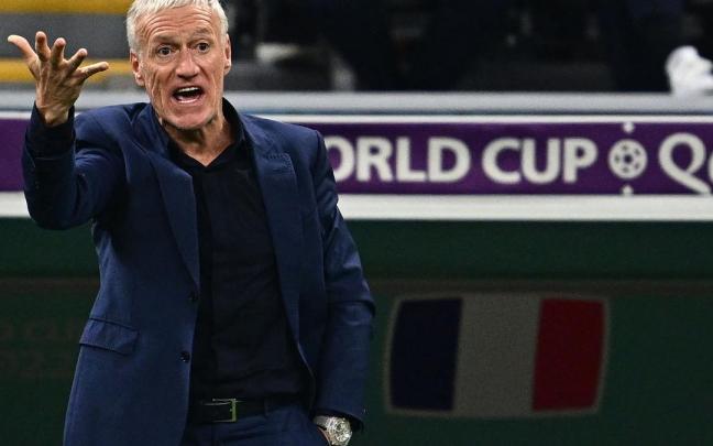 Didier Deschamps se dirige a sus jugadores desde la banda durante el presente Mundial de Catar.