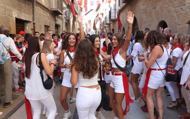 Ambiente en la calle tras el chupinazo en Lumbier.