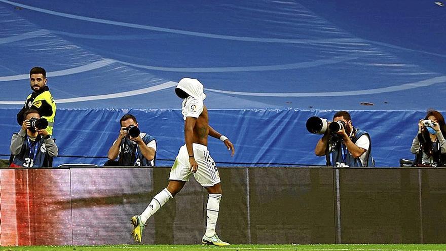 El jugador madridista Rodrygo lamenta la anulación de su gol en el minuto 89 de partido.