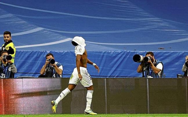 El jugador madridista Rodrygo lamenta la anulación de su gol en el minuto 89 de partido. El jugador madridista Rodrygo lamenta la anulación de su gol en el minuto 89 de partido.