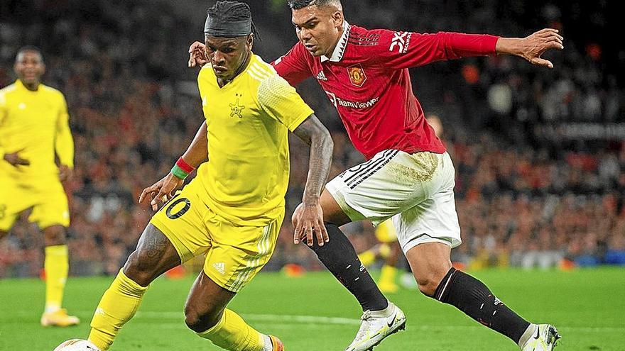 Casemiro presiona a Badolo en el encuentro de Old Trafford. | FOTO: EFE