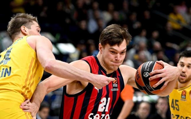 Kotsar, que no tuvo su mejor noche, intenta avanzar ante Lammers, fundamental para el Alba con su defensa Kotsar, que no tuvo su mejor noche, intenta avanzar ante Lammers, fundamental para el Alba con su defensa