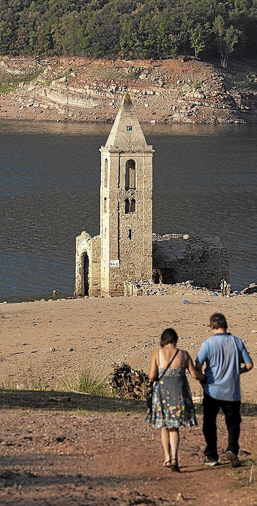 Turistas en el pantano de Sau. | FOTO: EFE