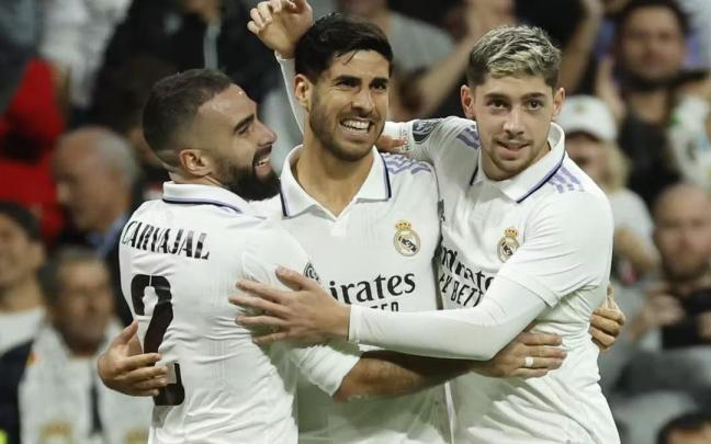 Marco Asensio (c) celebra con sus compañeros tras marcar el 3-0.