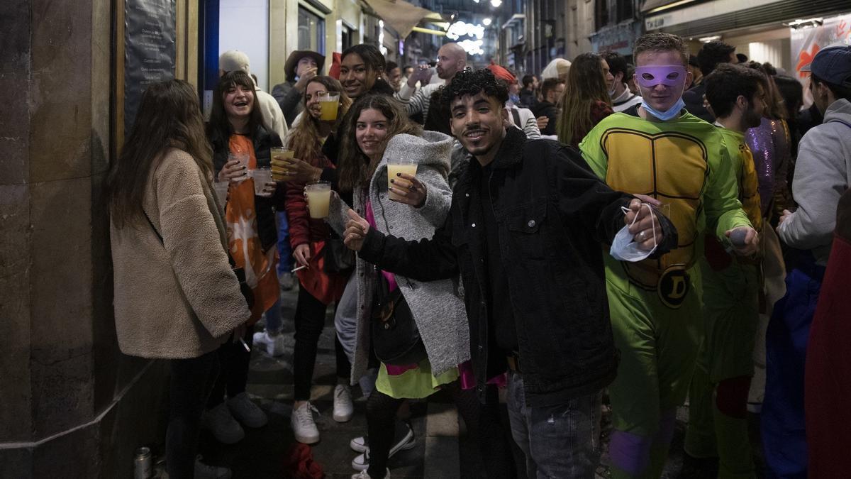 Celebración de la Nochevieja con disfraces el año pasado en Pamplona.