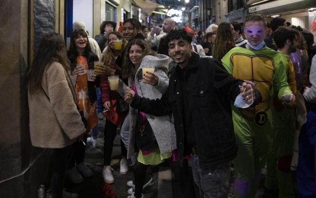 Celebración de la Nochevieja con disfraces el año pasado en Pamplona.