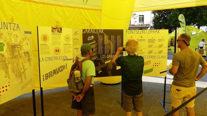 La iniciativa 'Tour Eguna' dispone de una zona expositiva que incluye información sobre Bizkaia en el Tour de Francia.