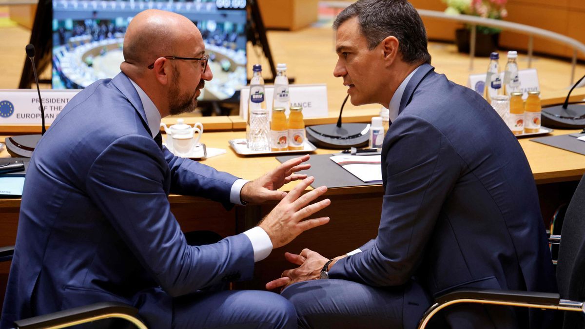 Charles Michel y Pedro S&aacute;nchez charlan en el Consejo Europeo.