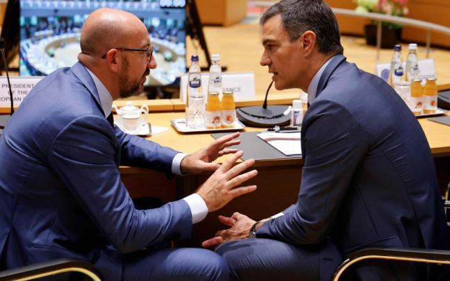 Charles Michel y Pedro S&aacute;nchez charlan en el Consejo Europeo.