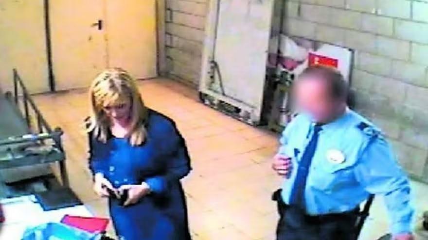 Momento en el que Cifuentes es registrada por el robo de cremas cosméticas.