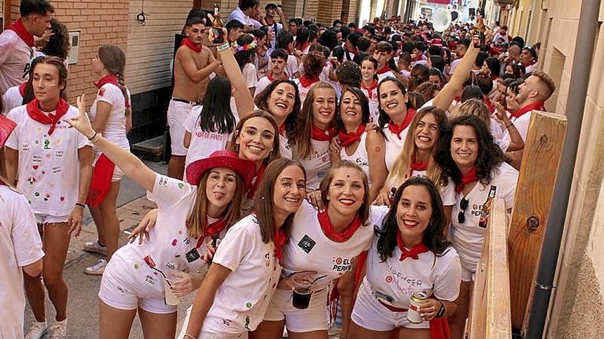 Un grupo de abliteras que siguieron a la charanga.