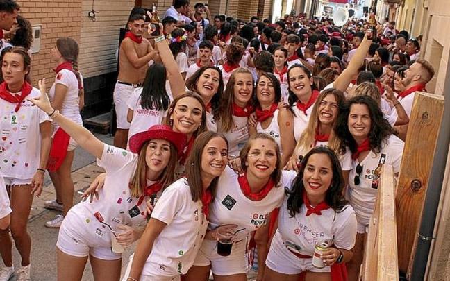 Un grupo de abliteras que siguieron a la charanga. Un grupo de abliteras que siguieron a la charanga.